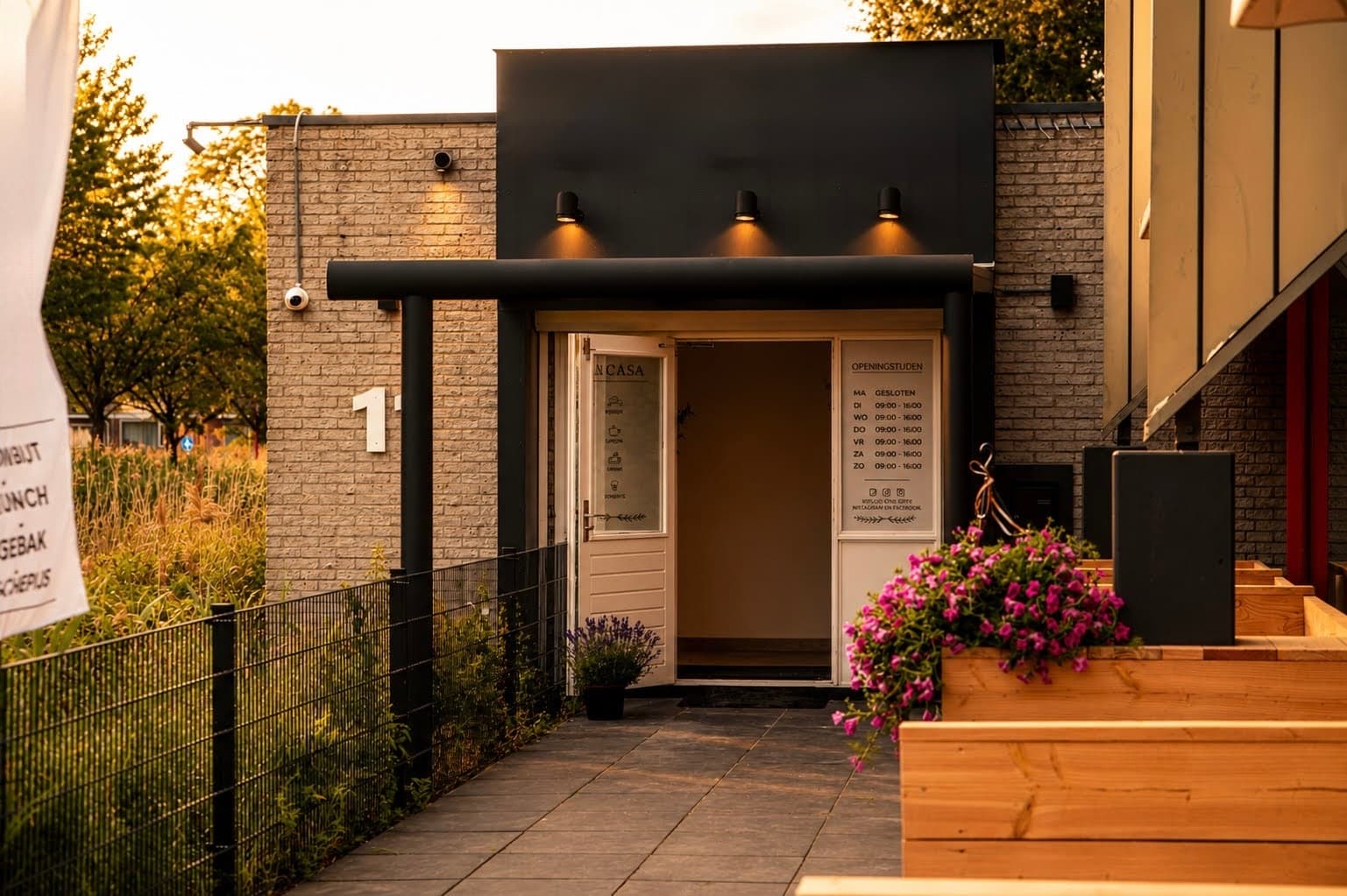 Ingang van MI CASA aan de Bossenwaard in Zoetermeer